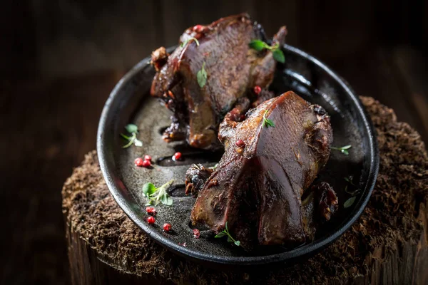 Deux colombes grillées aux épices et au poivre — Photo