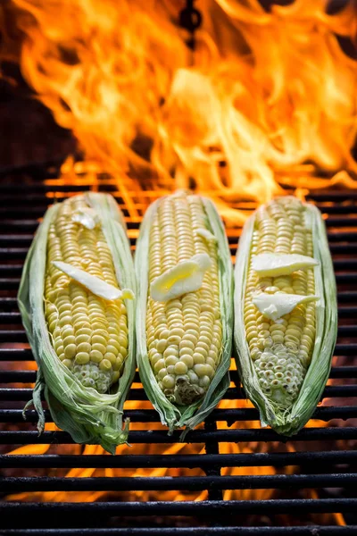 Fersk mais på grill med smør og salt – stockfoto