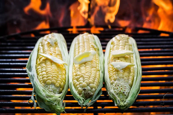 Smakelijke maïs op grill met boter en zout — Stockfoto