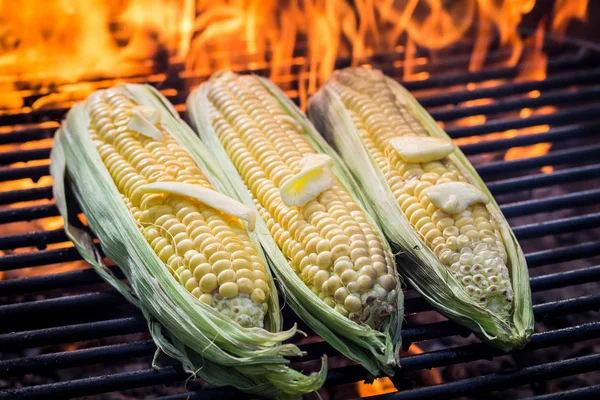 Maíz fresco a la parrilla con mantequilla y sal — Foto de Stock