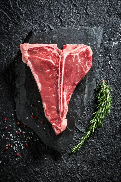 Friss piros steak, só, bors, rozmaringgal — Stock Fotó