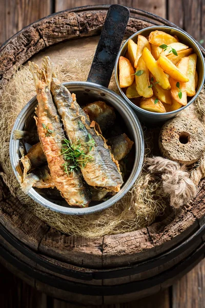 Frisch gebratener Heringsfisch mit Kräutern und Salz — Stockfoto