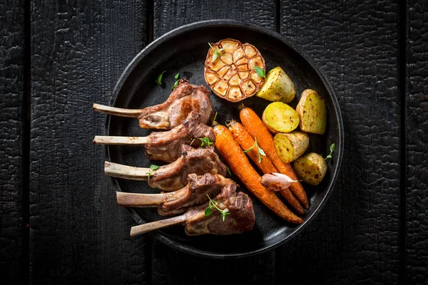 마늘과 야채와 맛 있는 구운된 양고기 갈비 — 스톡 사진