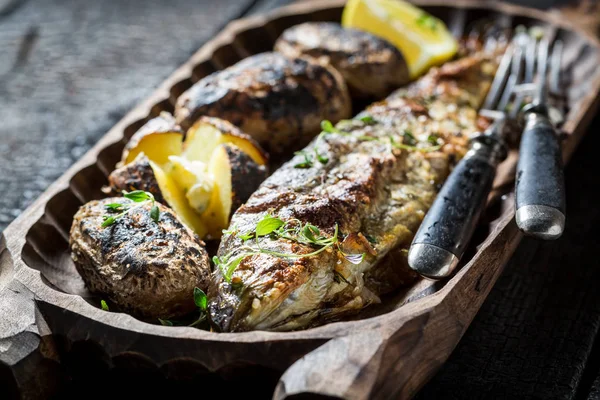 Ev yapımı patates ve alabalık balık otlar ve tereyağı ile — Stok fotoğraf