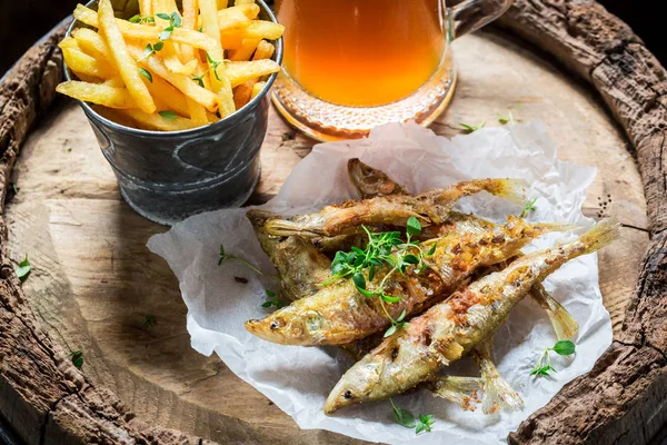 Peixe e batatas fritas caseiros com cerveja gelada — Fotografia de Stock