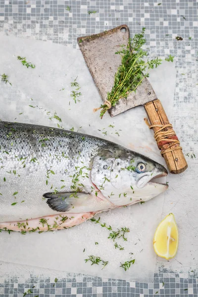 Preparazione di salmone fresco nel giardino estivo — Foto Stock