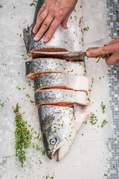 Preparazione di salmone intero nel giardino estivo — Foto Stock