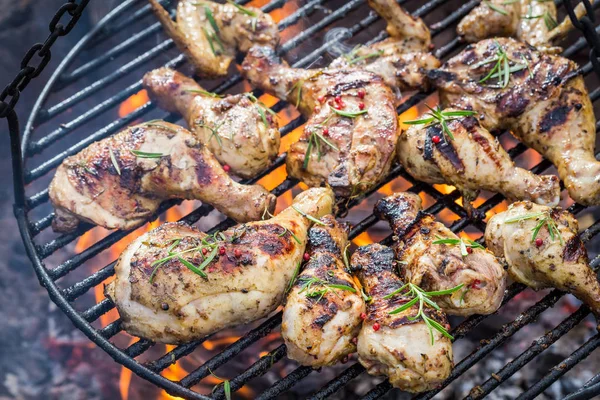 Gorący kurczaka na grillu z rozmarynem i przyprawy — Zdjęcie stockowe