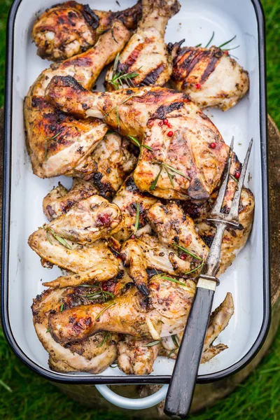 Gustoso pollo alla griglia con rosmarino e spezie — Foto Stock