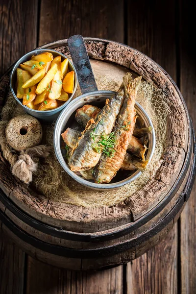 Arenque caseiro peixe e batatas fritas com sal e ervas — Fotografia de Stock