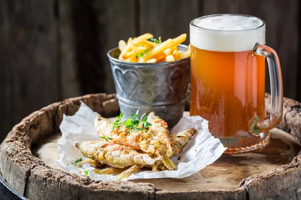 Pesce e patatine fresche profumate con birra fredda — Foto Stock