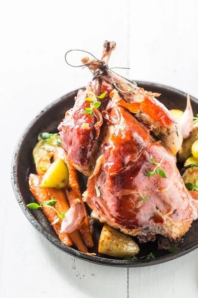 Fagiano fatto in casa con pancetta e verdure e spezie — Foto Stock