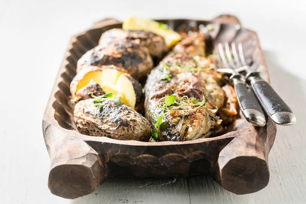Kızarmış patates ve alabalık balık otlar ve tereyağı ile — Stok fotoğraf