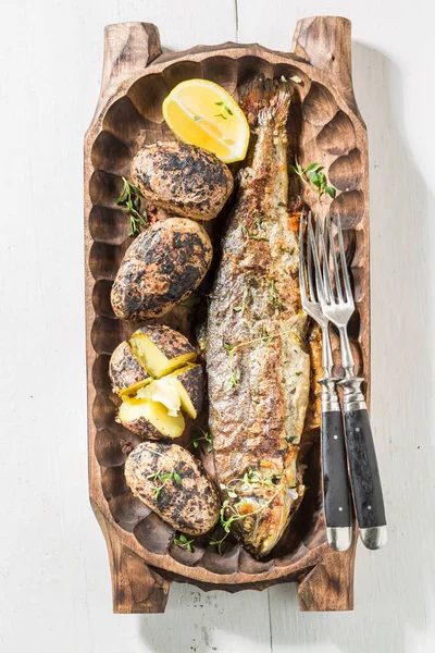 Sült burgonyával és pisztráng hal, vaj és gyógynövényekkel — Stock Fotó