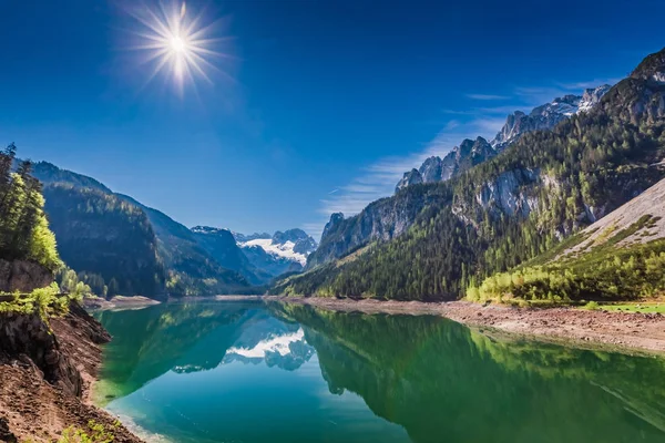 Maravilloso amanecer en el lago de montaña en Gosau, Alpes, Austria, Europa — Foto de Stock
