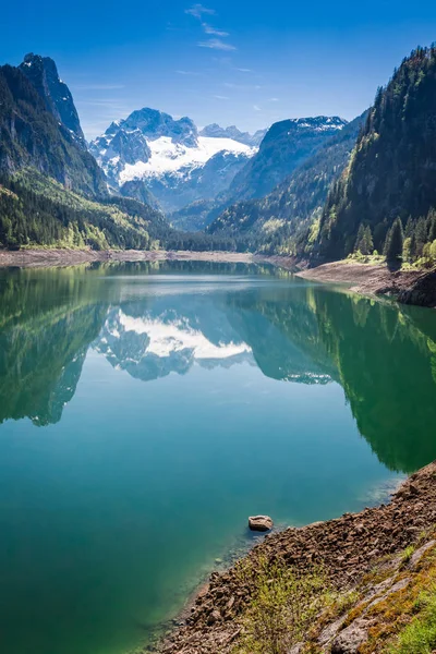 Amanhecer deslumbrante no lago de montanha em Gosau, Alpes, Áustria, Europa — Fotografia de Stock