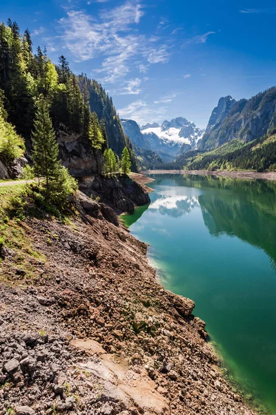 Cielo azul y lago de montaña en Gosau, Alpes, Austria, Europa — Foto de Stock