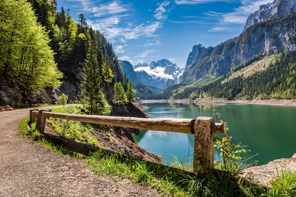 Salida del sol en el lago de montaña en Gosau en primavera, Alpes, Europa — Foto de Stock