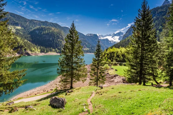 Kleine voetpad Gosausee Lake in Gosau Alpen, Oostenrijk, Europa — Stockfoto