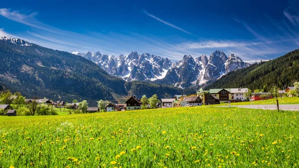 Bellissimo villaggio Gosau nelle Alpi austriache, Europa — Foto Stock