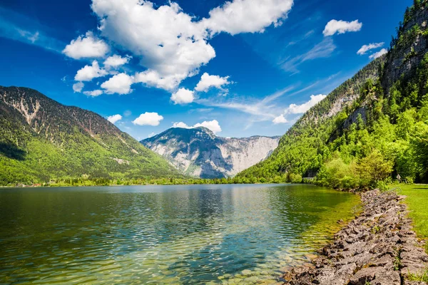Lago de montaña entre montañas, Austria, Alpes, Europa — Foto de Stock