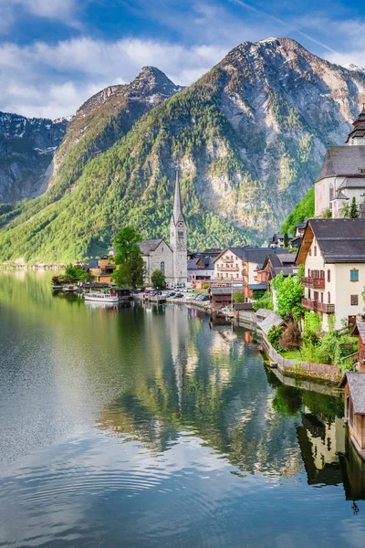 Alvorada bonita no lago de montanha em Hallstatt, Alpes, Áustria, Europa — Fotografia de Stock