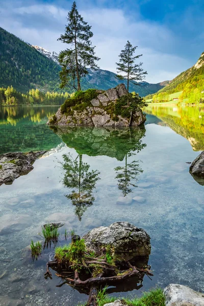 Salida del sol de verano en el lago Hintersee en los Alpes, Alemania, Europa — Foto de Stock