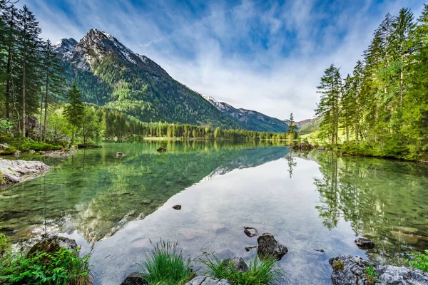 Hermoso amanecer en el lago Hintersee en los Alpes, Alemania, Europa — Foto de Stock