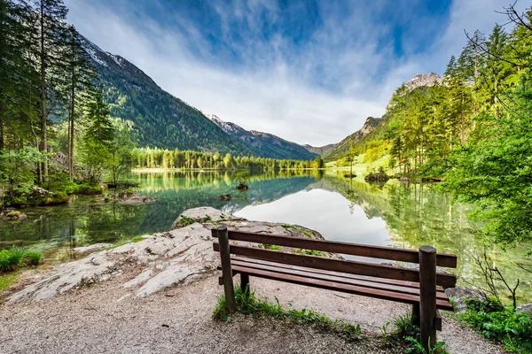 Ławeczkę nad jeziorem Hitersee w Alpach, Europa — Zdjęcie stockowe