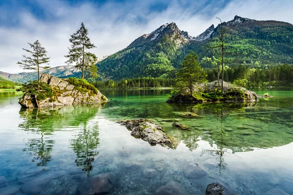 Salida del sol en el lago Hintersee en los Alpes, Alemania, Europa — Foto de Stock