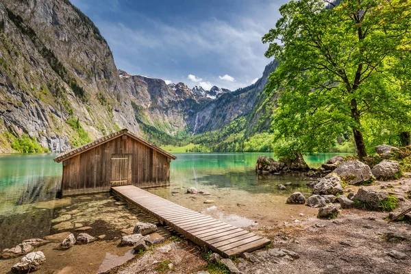 Malé dřevěné kabiny na jezero Obersee v německých Alpách, Evropa — Stock fotografie