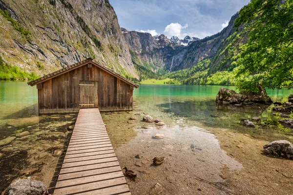 Lago Obersee e uma cabana de madeira, Alpes, Alemanha, Europa — Fotografia de Stock
