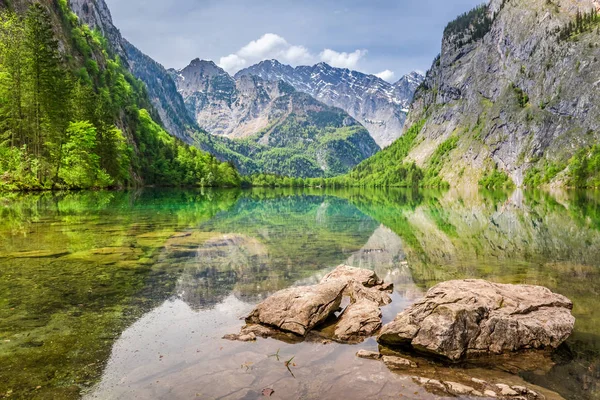 Orilla rocosa del lago Obersee en los Alpes, Alemania, Europa —  Fotos de Stock