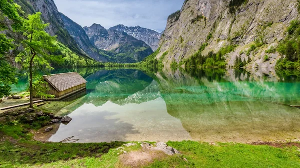 Geweldig huisje op het lake Obersee in de Alpen, Europa — Stockfoto