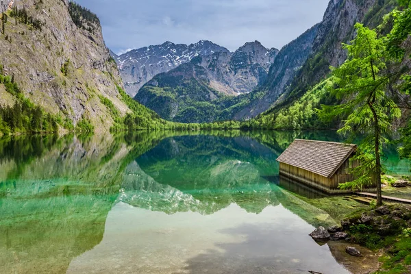 Ohromující Chaloupka na jezero Obersee v Alpách — Stock fotografie