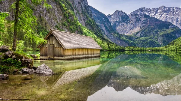 Jezero Obersee a malé dřevěné chatky, Alpy, Německo, Evropa — Stock fotografie