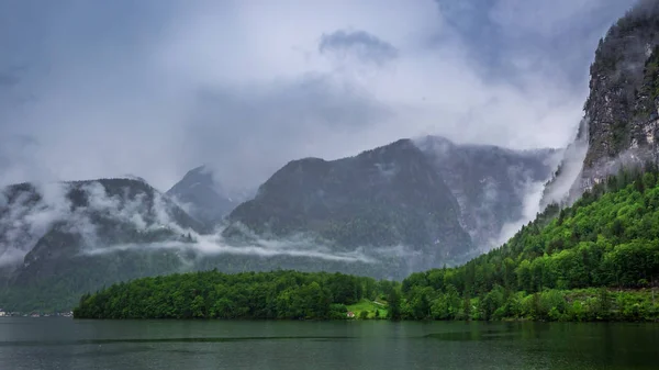 Nuvole e pioggia sul lago di montagna a Hallstatt, Europa — Foto Stock