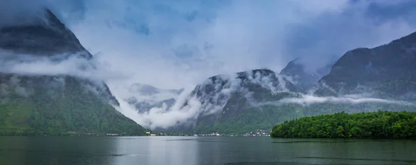 雨和云下高山湖泊在春季哈尔施塔特 — 图库照片