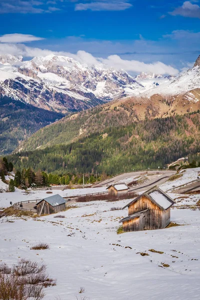 Υπέροχη θέα προς το μικρό εξοχικό σπίτι στα χιονισμένα Δολομίτες, Ιταλία, Ευρώπη — Φωτογραφία Αρχείου
