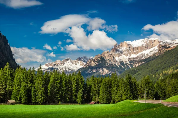 Prachtig uitzicht naar het dal in de Dolomieten, Alpen, Italië, Europa — Stockfoto