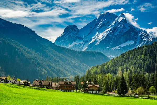 Потрясающий вид на долину в Доломитовых Альпах, Италии, Европе — стоковое фото