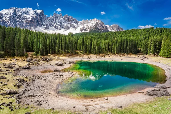 Piękne górskie Jezioro Carezza wiosną, Alpy, Włochy, Europa — Zdjęcie stockowe