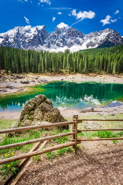 Jezioro Carezza górskie w spring, Alpy, Włochy, Europa — Zdjęcie stockowe