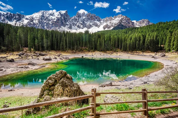 Jezioro Carezza wiosną w Dolomity, Włochy, Europa — Zdjęcie stockowe