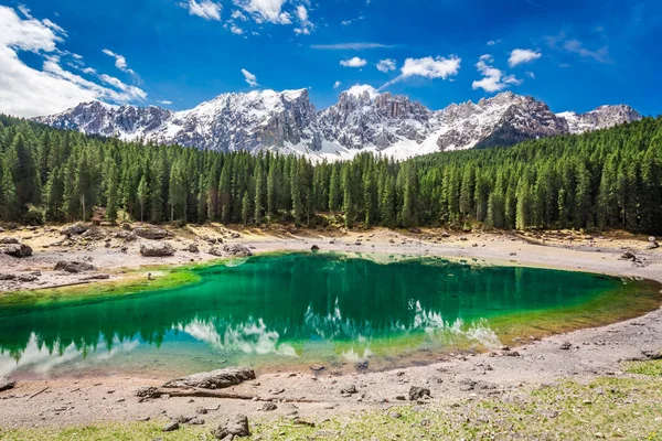 Zielona Góra Jezioro Carezza w spring, Alpy, Włochy, Europa — Zdjęcie stockowe