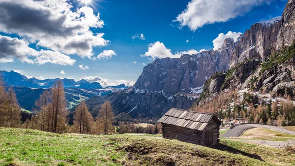Mały stary drewniany dom w regionie Dolomity, Włochy, Europa — Zdjęcie stockowe