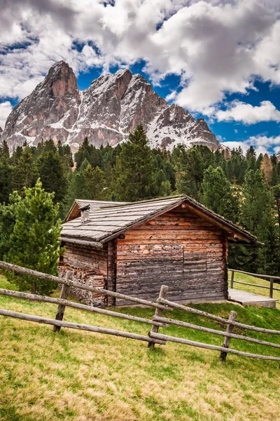 Piękny widok z domku w regionie Dolomity, Włochy, Europa — Zdjęcie stockowe