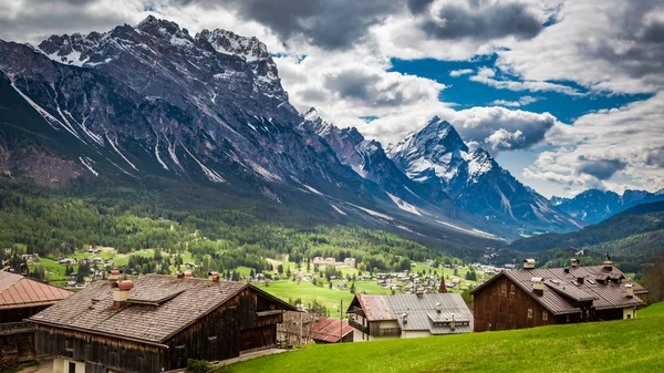Prachtig uitzicht naar Cortina di Ampezzo, Dolomieten, Italië — Stockfoto
