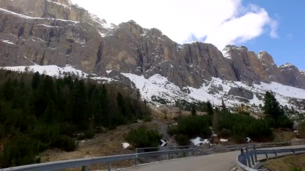 Vista desde un coche en las sinuosas carreteras de las montañas, Dolomitas, Alpes — Vídeos de Stock