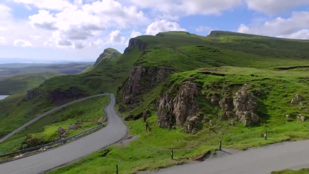 Groene vallei in berg Quiraing, Schotland, Verenigd Koninkrijk — Stockvideo